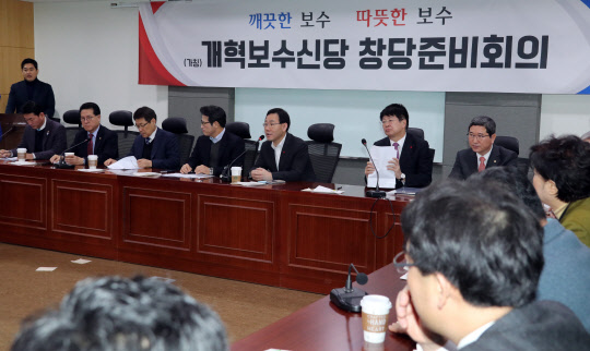개혁보수신당(가칭) 주호영 원내대표가 8일 오전 국회 의원회관에서 열린 당명채택회의에서 발언하고 있다.